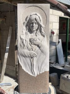 rzeźba Madonny granit
