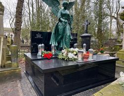 pomnik granitowy Powązki przykład