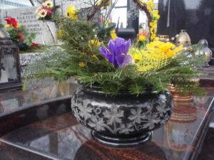 wazon granitowy rzeźbiony