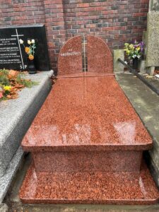 nagrobek czerwony granit